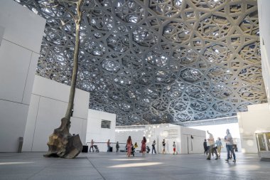 Ocak 02, 2020. Uae. Louvre Abu Dabi iç tasarımının güzel manzarası, 30 yıllık bir sanat ve medeniyet müzesi.