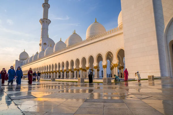 2020年1月1日 Uae 阿拉伯联合酋长国阿布扎比谢赫扎耶德大清真寺的全景 人们纷纷经过 世界第三大清真寺 — 图库照片