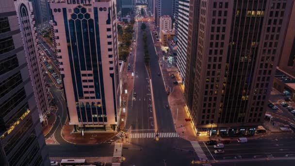 Longo Caminho Percorrido Abu Dhabi Tráfego Correndo Pelas Ruas Noturnas — Vídeo de Stock