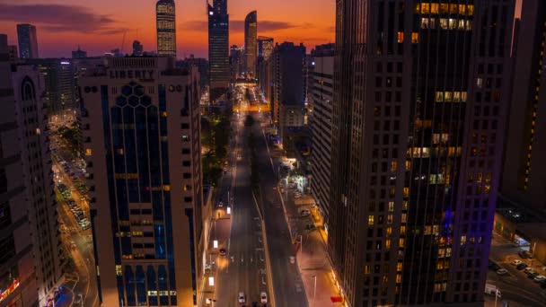 Lange Route Geschoten Abu Dhabi Het Verkeer Stroomt Door Nachtelijke — Stockvideo