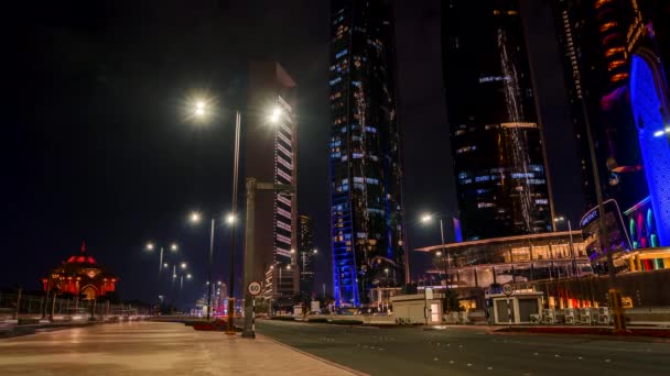 Lange Route Geschoten Abu Dhabi Het Verkeer Stroomt Door Nachtelijke — Stockvideo