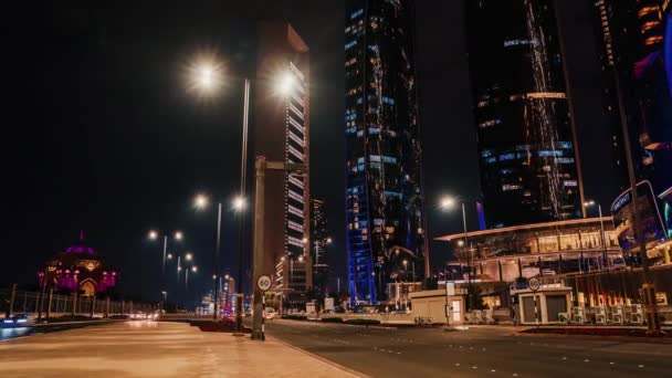 Lungo Sentiero Girato Abu Dhabi Traffico Scorre Strade Notturne Della — Video Stock
