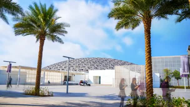 Вид Лувр Абу Даби Стороны Пальмы Перед Входом — стоковое видео