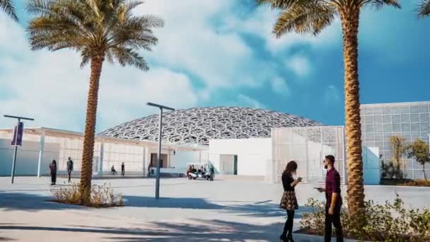 Vista Temporal Del Louvre Abu Dhabi Desde Exterior Hermosas Palmeras — Vídeos de Stock