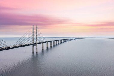 Kopenhag ve Malmö arasındaki Öresund köprüsü Mayıs akşamında gün batımında