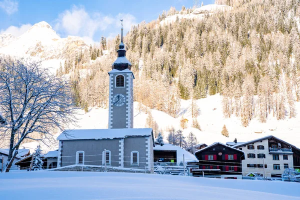 Malowniczy Krajobraz Zimowy Alpach Szwajcarskich Słynnym Kościołem Centrum Wsi — Zdjęcie stockowe