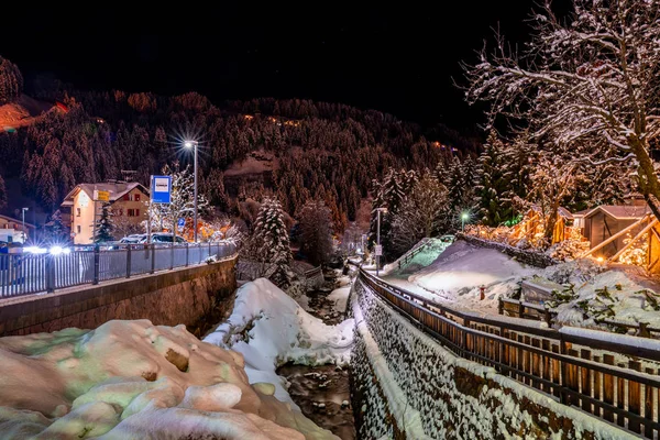 Vista Nocturna Las Cabañas Cubiertas Nieve Los Alpes Italianos Acogedoras — Foto de Stock
