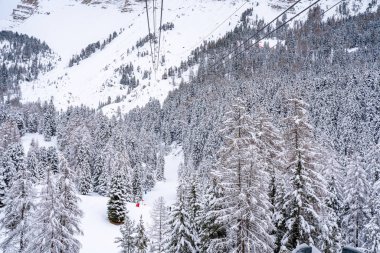 Ünlü Dolomites dağ tepelerinin panoramik manzarası yazın gün batımında altın gece ışığında parlıyordu, Güney Tyrol, İtalya 