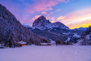 Ünlü Dolomites dağ tepelerinin panoramik manzarası yazın gün batımında altın gece ışığında parlıyordu, Güney Tyrol, İtalya 