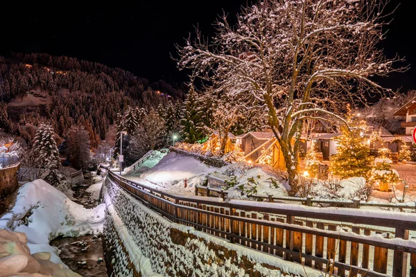 Vista Nocturna Las Cabañas Cubiertas Nieve Los Alpes Italianos Acogedoras — Foto de Stock