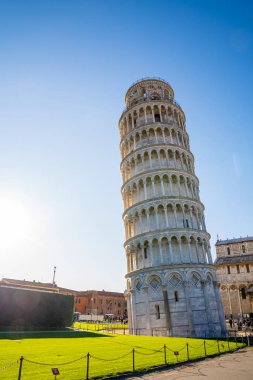 Pisa, İtalya. 10 Mayıs 2019. Pisa Kulesi Pisa, İtalya 'da güneşli bir günde açık mavi bir arka planla. 