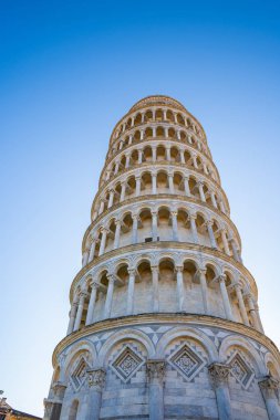 Pisa, İtalya. 10 Mayıs 2019. Pisa Kulesi Pisa, İtalya 'da güneşli bir günde açık mavi bir arka planla. 