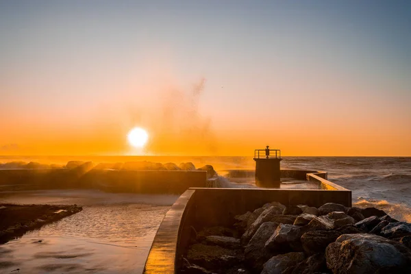 Grandes Olas Que Estrellan Contra Costa Punta Del Muelle Cerca —  Fotos de Stock