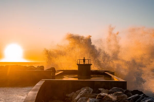 Grandes Olas Que Estrellan Contra Costa Punta Del Muelle Cerca —  Fotos de Stock