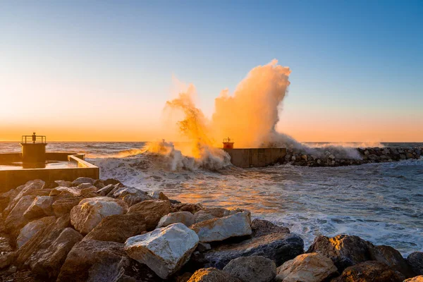 Big Waves Crashing Coast Tip Pier Pisa Italy Severe Storm — Stock Photo, Image