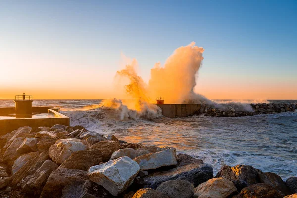 Grandi Onde Che Infrangono Contro Costa Sulla Punta Del Molo — Foto Stock