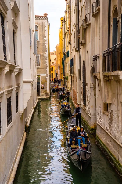 Venecia Italia Mayo 2019 Hermosos Canales Estrechos Con Góndolas Puente — Foto de Stock