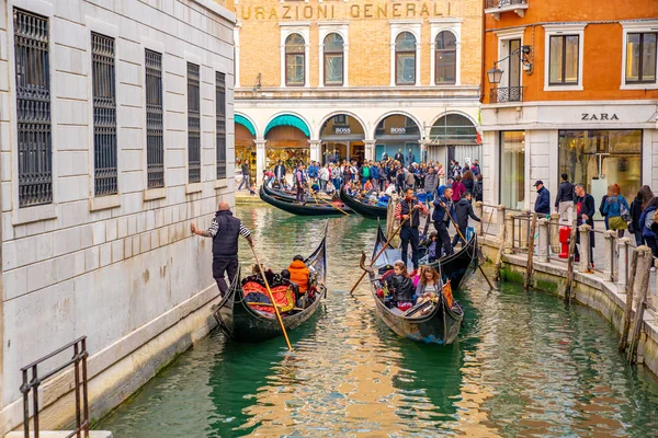 Venecia Italia Mayo 2019 Hermosos Canales Estrechos Con Góndolas Puente — Foto de Stock