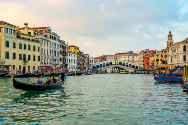 Venedik, İtalya. 10 Mayıs 2019. Venedik, İtalya 'da gondollu ve köprülü dar kanal. Venedik 'in mimarisi ve simgesi. Venedik 'in rahat şehir manzarası. 