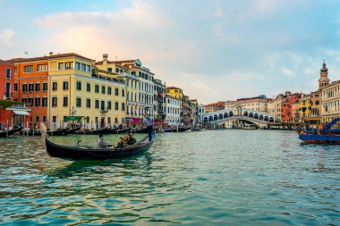 Venedik, İtalya. 10 Mayıs 2019. Venedik, İtalya 'da gondollu ve köprülü dar kanal. Venedik 'in mimarisi ve simgesi. Venedik 'in rahat şehir manzarası.