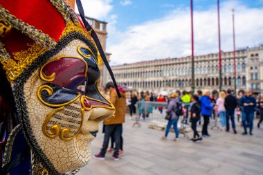 Venedik, İtalya - 19 Mart 2019: Saint Mark Bazilikası ile Piazza San Marco ve Venedik, İtalya 'daki St. Mark' s Campanile (Campanile di San Marco) çan kulesi