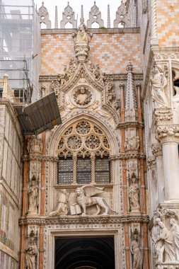 Venedik, İtalya - 19 Mart 2019: Saint Mark Bazilikası ile Piazza San Marco ve Venedik, İtalya 'daki St. Mark' s Campanile (Campanile di San Marco) çan kulesi,
