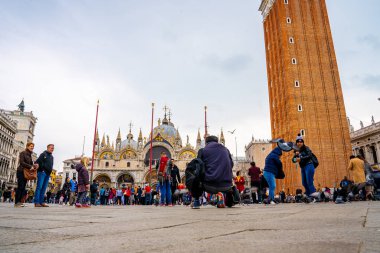 Venedik, İtalya - 19 Mart 2019: Saint Mark Bazilikası ile Piazza San Marco ve Venedik, İtalya 'daki St. Mark' s Campanile (Campanile di San Marco) çan kulesi