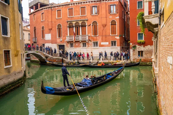Venice Italy May 2019 Narrow Canal Gondola Bridge Venice Italy — Stock Photo, Image