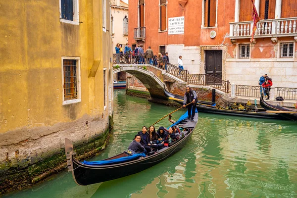 Venecia Italia Mayo 2019 Canal Estrecho Con Góndola Puente Venecia — Foto de Stock