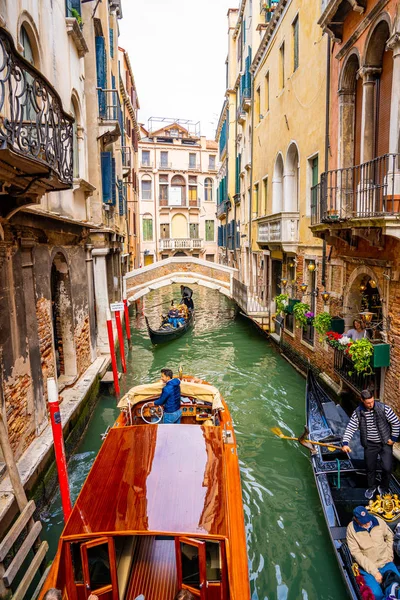 Venecia Italia Mayo 2019 Canal Estrecho Con Góndola Puente Venecia — Foto de Stock