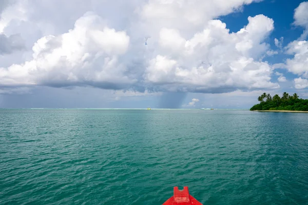 一艘五彩斑斓的渔船在一个遥远的天堂岛上清澈碧绿的海水边 夏天的激情 当地渔民工具 — 图库照片