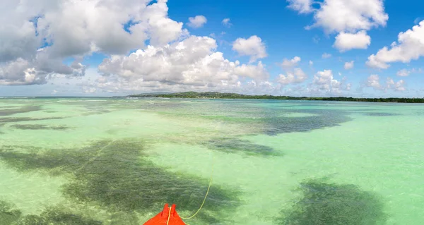 Barco Pesca Colorido Perto Água Turquesa Transparente Clara Uma Ilha — Fotografia de Stock