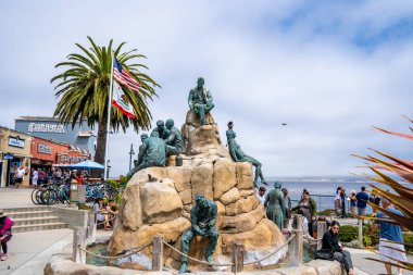 Monterey California ABD - 27 Sep 2019: Steinbeck Plaza 'daki CANNERY ROW MONUMENT Heykeli Monterey' in en tarihi ve dikkate değer bazı figürleri Monterey Körfezi Cannery Row Monterey Körfezi 'nde bronz yüklü