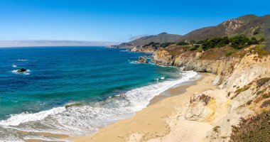 Bixby Köprüsü (Rocky Creek Köprüsü) yakınlarındaki Big Sur, Kaliforniya 'nın güney ucunda Pasifik Sahil Otoyolu (1.) 