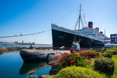 LONG BEACH, CA - 10 Mayıs 2019 RMS Queen Mary, Kuzey Atlantik Okyanusu 'nda 1936-1967 yılları arasında yüzen bir yolcu gemisidir. Denizaltının yakınındaki Long Beach 'e güzel bir gemi yanaştı..