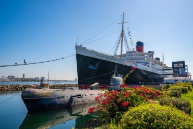 LONG BEACH, CA - 10 Mayıs 2019 RMS Queen Mary, Kuzey Atlantik Okyanusu 'nda 1936-1967 yılları arasında yüzen bir yolcu gemisidir. Denizaltının yakınındaki Long Beach 'e güzel bir gemi yanaştı..