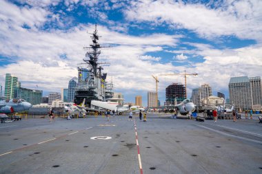 SAN DIEGO, CALIFORNIA, ABD, Haziran 2019, USS Midway uçak gemisi müzesi, üst güvertede eski donanma uçakları. Harika askeri müze..