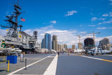 SAN DIEGO, CALIFORNIA, ABD, Haziran 2019, USS Midway uçak gemisi müzesi, üst güvertede eski donanma uçakları. Harika askeri müze..