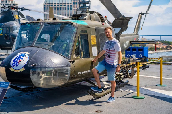San Diego Usa Juli 2019 Jongeman Bij Helikopter Het Vliegdek — Stockfoto