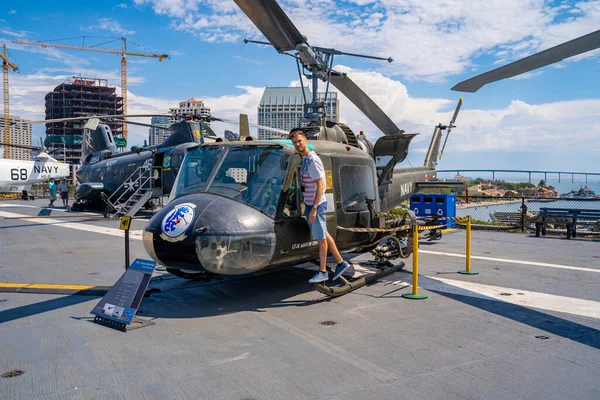 San Diego Usa Juli 2019 Jongeman Bij Helikopter Het Vliegdek — Stockfoto