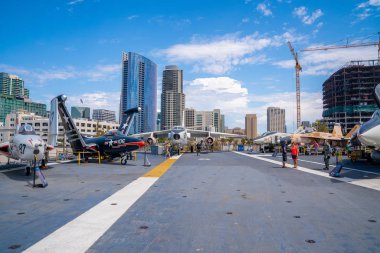 SAN DIEGO, CALIFORNIA, ABD, Haziran 2019, USS Midway uçak gemisi müzesi, üst güvertede eski donanma uçakları. Harika askeri müze..