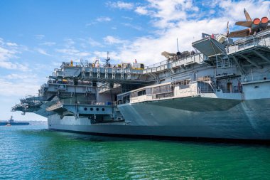 San Diego, ABD. 15 Mayıs 2019. USS Midway CV-41 uçak gemisi San Diego Körfezi 'ne yanaşıyor.