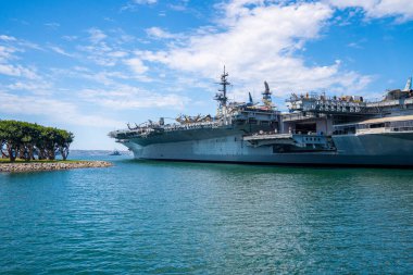San Diego, ABD. 15 Mayıs 2019. USS Midway CV-41 uçak gemisi San Diego Körfezi 'ne yanaşıyor.