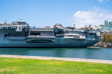 San Diego, ABD. 15 Mayıs 2019. USS Midway CV-41 uçak gemisi San Diego Körfezi 'ne yanaşıyor.