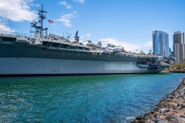 San Diego, ABD. 15 Mayıs 2019. USS Midway CV-41 uçak gemisi San Diego Körfezi 'ne yanaşıyor.