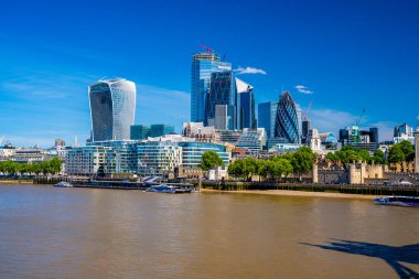 Londra şehrinin güzel manzarası, modern ve klasik binalar, Thames nehri kıyısında gökdelenler..