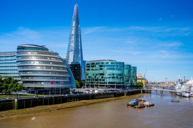 Londra şehrinin güzel manzarası, modern ve klasik binalar, Thames nehri kıyısında gökdelenler..