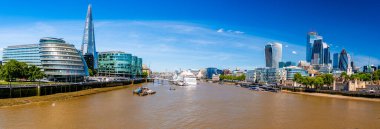 Londra şehrinin güzel manzarası, modern ve klasik binalar, Thames nehri kıyısında gökdelenler..