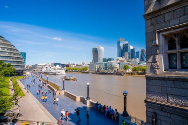 Londra şehrinin güzel manzarası, modern ve klasik binalar, Thames nehri kıyısında gökdelenler..