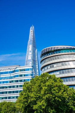 Londra şehrinin güzel manzarası, modern ve klasik binalar, Thames nehri kıyısında gökdelenler.. 